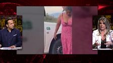 Las impactantes imágenes en las que una mujer prueba la sangre de los fallecidos en un accidente: ''Puede tratarse de algún ritual''