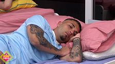 Álex se encuentra abatido y no responde ninguna pregunta del chat