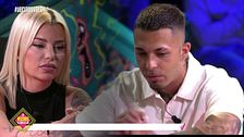 El esperadísimo reencuentro de Gabriela y Álex durante la gala en directo de 'Los vecinos de la casa de al lado'