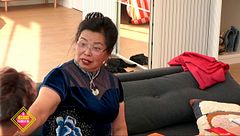 La profesora de chino felicita a Julen por su implicación en la clase