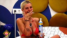 ¡Besos y lametazos! Gabriella se derrite comiendo fresas con nata junto a Álex