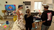 El diseñador, José Perea, entra al vecindario para enseñar a los vecinos a confeccionar su propio vestido