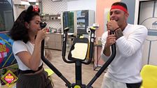 Ana y Alex cantan grandes éxitos como 'Colgando en tus manos'