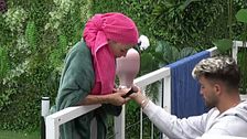 Gabriella hace de adivina y lee el futuro de Julen