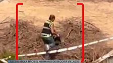 Exclusiva | Las imágenes del momento en que la Policía Nacional encuentra una de las armas empleadas en el crimen del hermano de Begoña Villacís