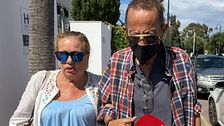 Primeras imágenes de Julián Muñoz tras recibir el alta del brazo de su actual mujer, Mayte Zaldívar