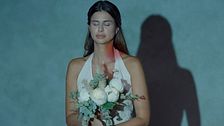 Marina Ruiz se viste de novia y se despide de Omar Sánchez versionando a 'Los Chunguitos'