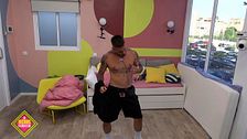 Arriesgar o besar: Álex es el elegido y elige arriesgar haciéndole un striptease a la mosca