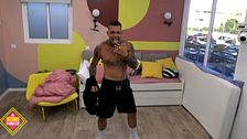 Álex Girona le hace un divertido striptease a la misteriosa mosca del vecindario