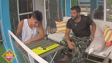 Julen de la Guerra, hundido, se marcha a la terraza a llorar