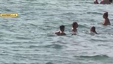 Multas de 750 euros por orinar en el mar: ¿cómo se puede controlar?