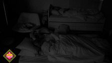 Los besos apasionados de Álvaro y Lucía mientras Álex duerme