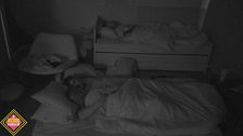 Los besos apasionados de Lucía Sánchez y Álvaro Boix mientras Álex duerme