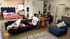 Álex Girona y Los Julen se inspiran pelando patatas e improvisan un trío musical: "Cada día te quiero más"