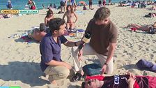 Las posturas más correctas para poder dormir la siesta en la playa o la piscina: un fisioterapeuta da las claves