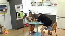 Álex entrevista a los vecinos para elegir al testigo de boda perfecto