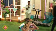 Los vecinos juegan al juego de las sillas: Álex gana el juego