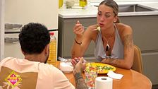 Mayka le comenta a Omar que es imposible saber quien se va a ir