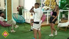 Bea y Álex tienen un ataque de risa provocado por los zapatos de Julen