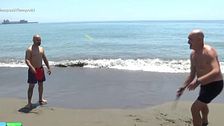 La multa por jugar a las palas en la playa puede llegar a los 3.000 euros: los detalles de esta medida