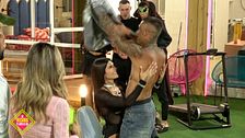 Álex le hace un striptease a Nuria y viceversa: "Me van a matar"