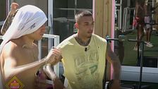 El sensual baile mañanero de Julen de la Guerra y Álex en ‘Los vecinos de la casa de al lado’