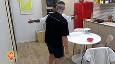 Álvaro con un palosanto intenta quitarle a Álex todas las malas energías