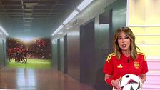 Ana Terradillos acierta la porra de España - Francia y presenta el programa con la camiseta de La Roja