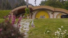 Exploramos ‘Mi Tesoro’, el poblado hobbit para fans de ‘El Señor de los Anillos’ en las colinas de Viveiro, Galicia