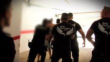 Vivimos el desalojo okupa más tenso del programa junto a la policía: "Sois unos sinvergüenzas"