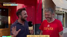 Pinta toda la fachada del bar con los colores de España tras la victoria de la selección: “Se me fue de las manos”