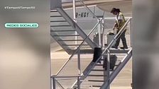La empleada de una aerolínea es grabada tirando las maletas de los pasajeros por las escaleras