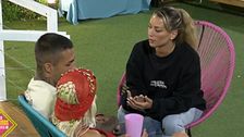 La pregunta de Mayka provoca una gran bronca en el jardín entre los vecinos: "Con rubias no hablo"