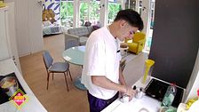 Julen de la Guerra satisface los antojos del Boss y le prepara un café