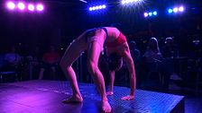La hija de Sticky Vicky continúa su legado de acrobacias vaginales en Benidorm: “El fin no es excitar”