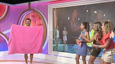 Antonio Santana sorprende en el plató de 'Socialité Club' en bañador: "Estoy sudando"