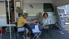 Celebran la vida en el camping y brindan por las amistades forjadas en sus caravanas: “Me voy a emocionar”