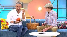 El perfecto "viejoven": la entrada de Juan al plató con un cesto de verduras