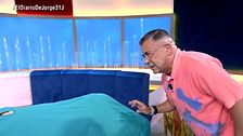 El divertido momento de Jorge Javier haciendo una prueba de tanatopraxia: "Cuando la palmes sentirás que estás así"