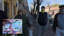 Vecinos del barrio madrileño de Usera denuncian la gran presencia de tarjetas sexuales en las calles: “Es repugnante”