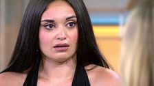 Claudia rompe a llorar tras las críticas de sus amigos en directo: "Si no os respondo, es por esto"