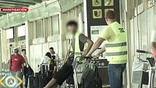 Las mafias de los aeropuertos: captan a sus víctimas y se quedan con sus maletas hasta que acceden a su chantaje