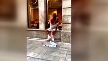 Imágenes impactantes de una mujer mientras se desnuda y acosa a un hombre en plena calle: "Es una agresión sexual"