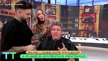 El peluquero de los futbolistas de la Selección visita ‘Tiempo al Tiempo’ y corta el pelo a Mario Picazo