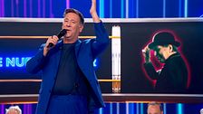 Carlos Latre se lanza a cantar y muestra su amplio repertorio de imitaciones: desde Raphael hasta Julio Iglesias