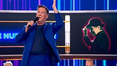 Carlos Latre se lanza a cantar y muestra su amplio repertorio de imitaciones: desde Raphael hasta Julio Iglesias