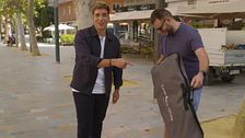 La divertida reacción de Xuso Jones al descubrir lo que lleva un concursante en su bolsa: ''¿Es de verdad?''