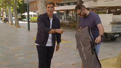 La divertida reacción de Xuso Jones al descubrir lo que lleva un concursante en su bolsa: ''¿Es de verdad?''