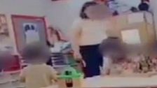Duras imágenes de una profesora que golpea a una niña en Francia: "La cojo y no te digo lo que la hago"