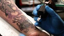 Tatuajes frecuentes pero también símbolos de grupos ultras: "Podría hacérselos cualquiera"